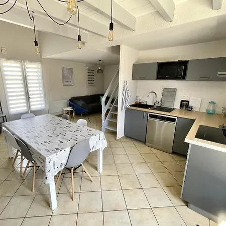 Holiday home Maison Mitoyenne A - Proche Et Centre, Jusqu'a 6 Personnes - Fr-1-823-52 *